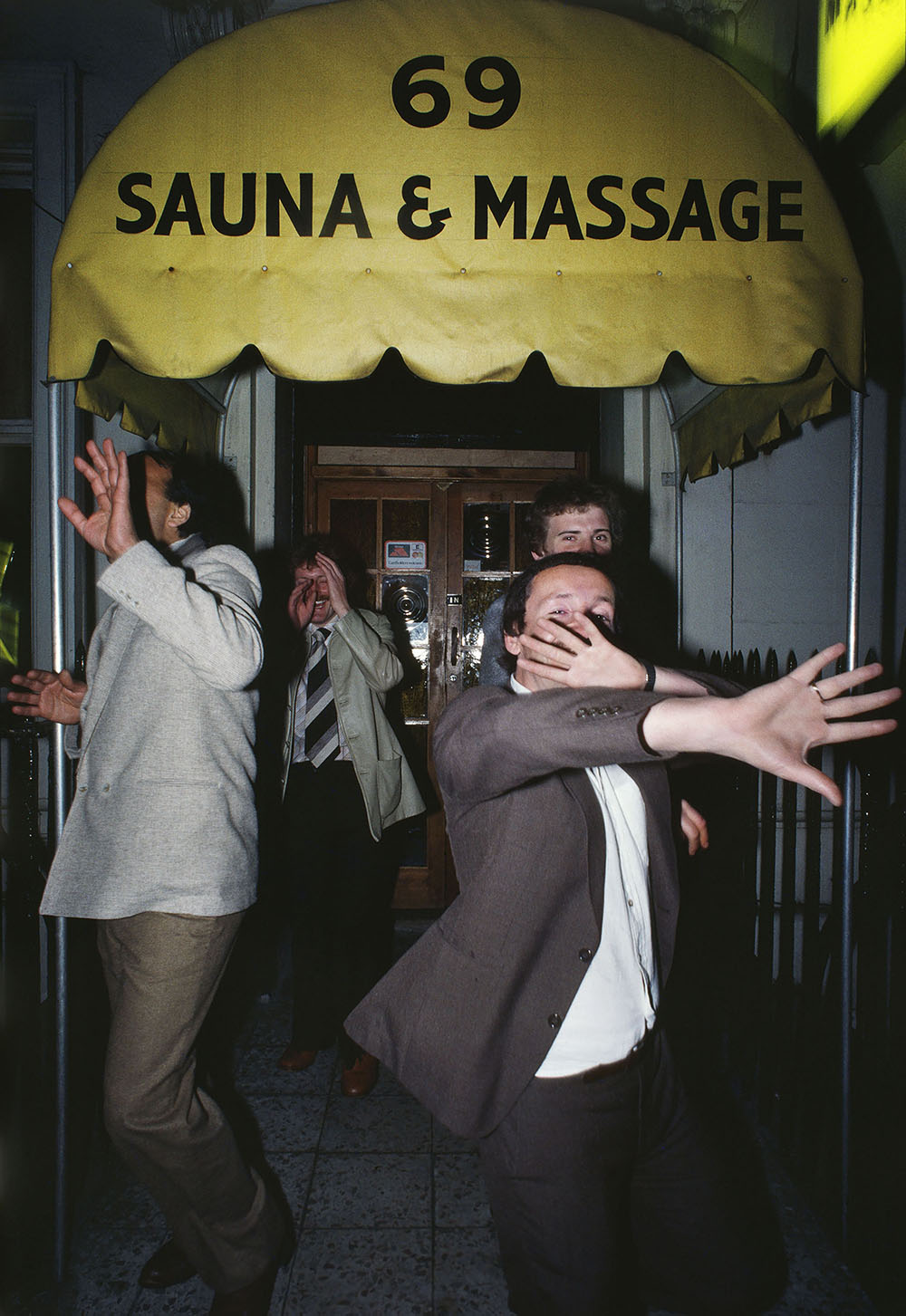 William Klein "Men hiding their faces / 69 Sauna & Massage" © William Klein Courtesy of the artist
